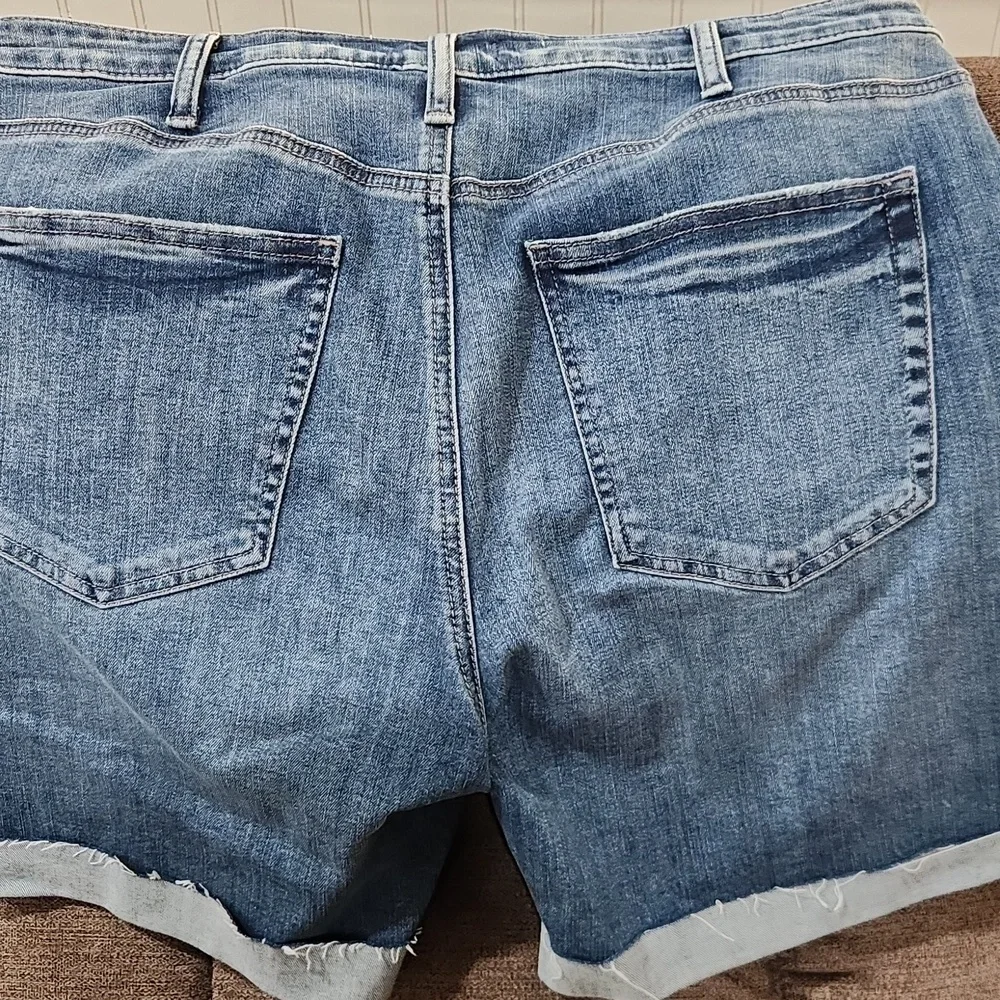 Distressed Denim Shorts‎